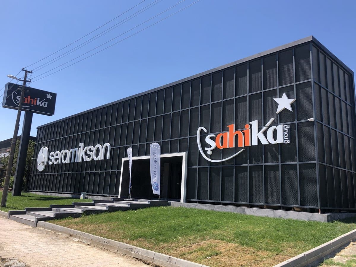 Şahika Showroom'un Nilüfer'deki binası; cephesinde seramiksan ve Şahika Group tabelaları