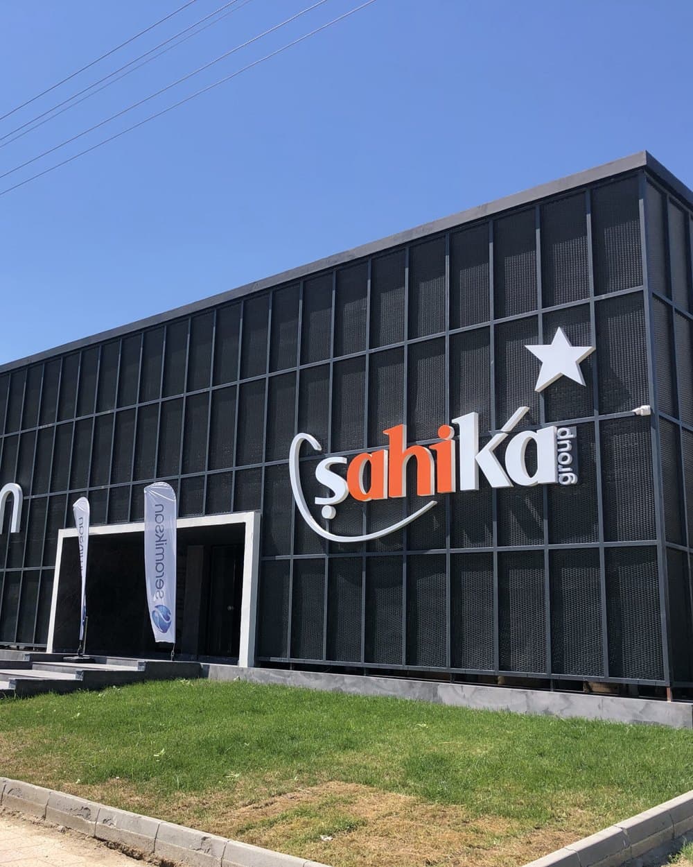 Şahika Showroom'un Nilüfer'deki binası; cephede Şahika Group ve seramiksan tabelaları, girişte bayraklar