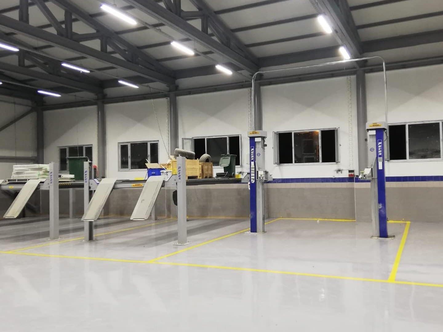 Araç liftli servis salonunda tamamlanmış epoksi self-levelling zemin kaplaması