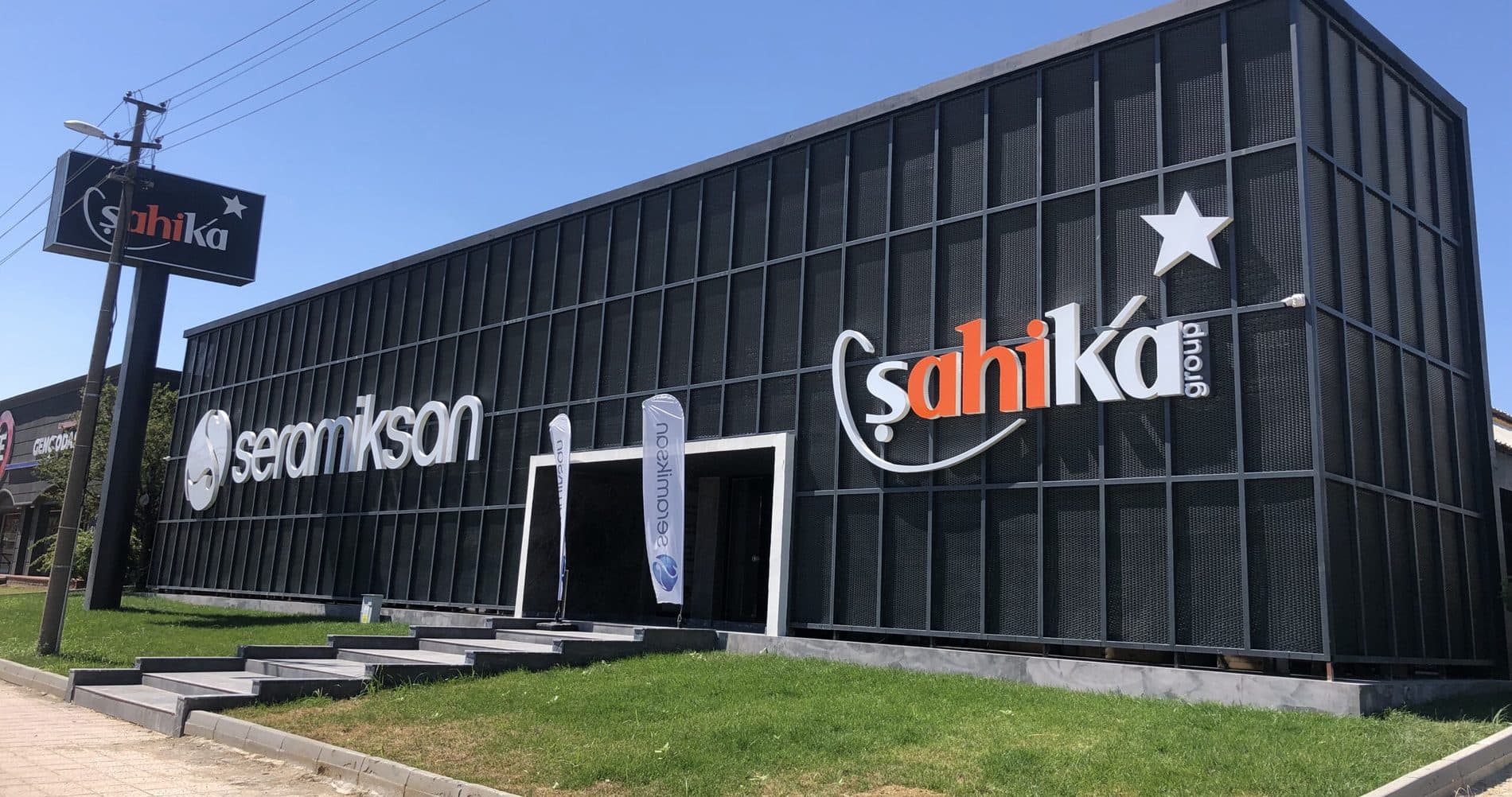 Şahika Showroom'un Nilüfer'deki siyah cepheli binası; cephede seramiksan ve Şahika Group tabelaları